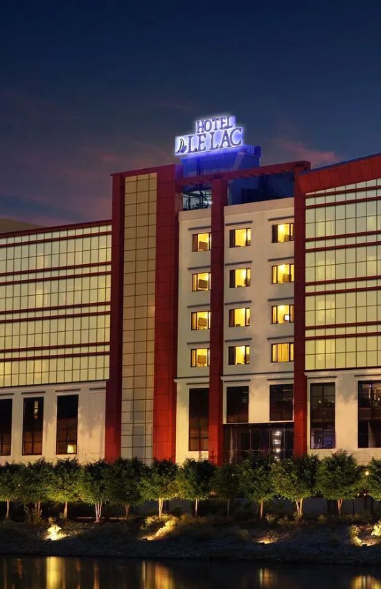 Le Lac Sarovar Portico